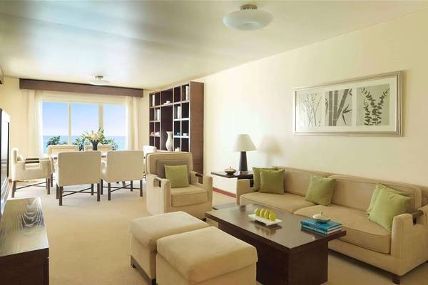 Wohnzimmer im Radisson Blu Resort, Fujairah mit Blick auf das Meer.
