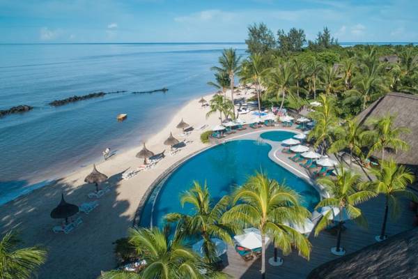 Luftaufnahme des Sands Suites Resort & Spa mit Pool, Palmen und Strand
