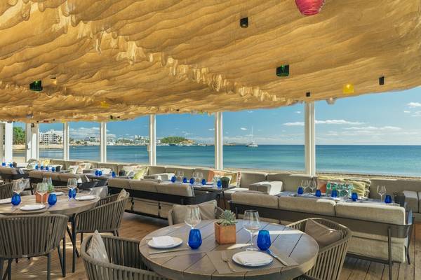 Innenansicht des Restaurants des W Ibiza Hotels mit Blick auf den Strand.