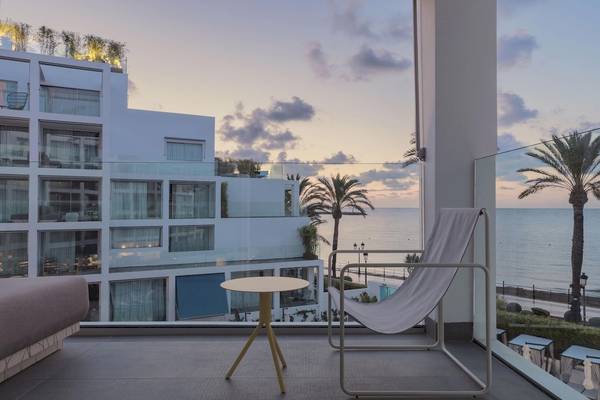 Balkonansicht des W Ibiza Hotels mit Meerblick und modernen Möbeln