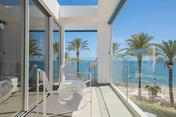 Balkon des W Ibiza Hotels mit Blick auf das Meer und Palmen