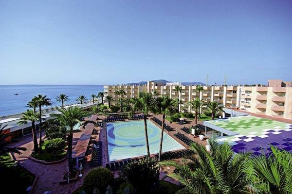 Außenansicht des Sentido Garbi Ibiza & Spa Hotels mit Pool und Meerblick