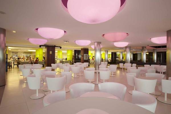 Innenbereich des Sentido Garbi Ibiza Hotels mit vielen weißen Stühlen und runden Tischen