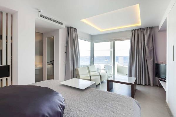 Modernes Hotelzimmer mit Meerblick im Sentido Garbi Ibiza & Spa
