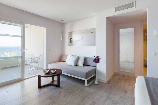 Hotelzimmer im Sentido Garbi Ibiza & Spa mit Blick auf das Meer.
