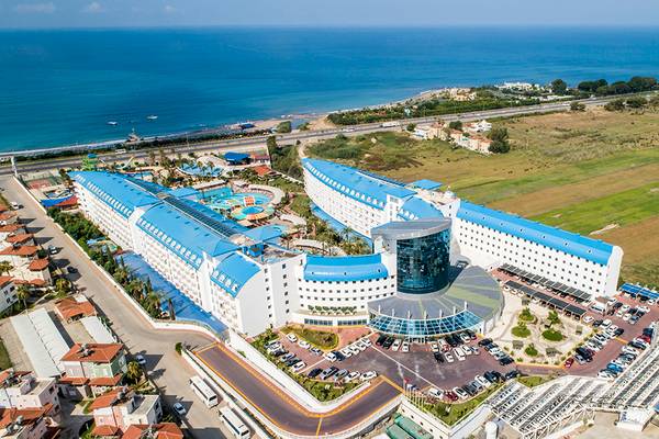 Luftaufnahme des Crystal Admiral Resort Suites & Spa mit Blick auf das Meer und den Parkplatz.