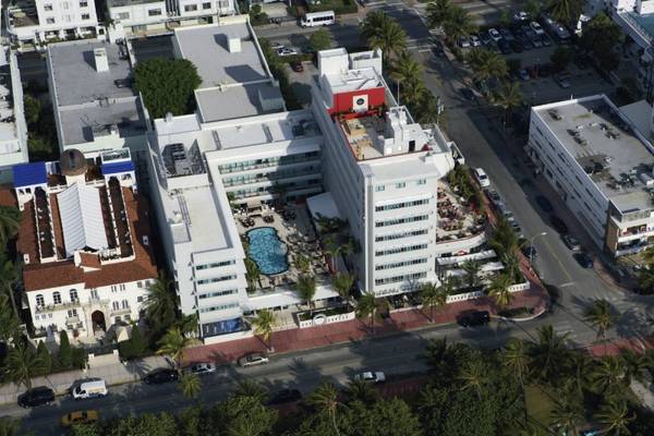 Luftaufnahme des Victor South Beach Hotels mit Swimmingpool und umliegenden Gebaeuden.