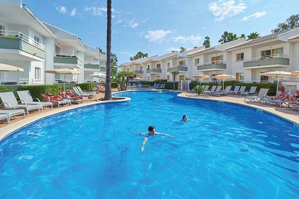 Außenbereich des Universal Aparthotel Elisa mit Swimmingpool und Sonnenliegen