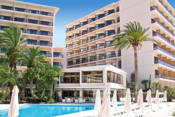 Außenansicht des Be Live Adults Only Marivent Hotels mit Swimmingpool und Sonnenschirmen.