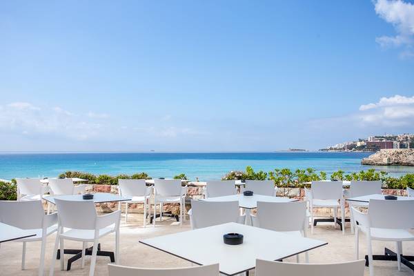 Außenterrasse des Be Live Adults Only Marivent Hotels mit Blick auf das Meer.