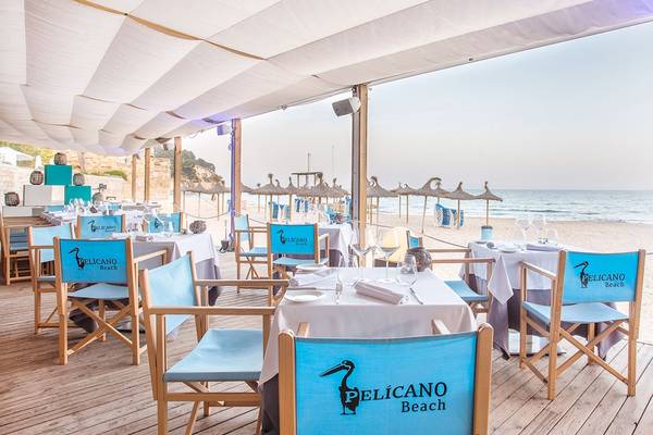 Terrasse des Be Live Adults Only Marivent Pelicano Beach Hotels mit Blick auf den Strand