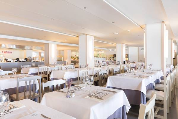 Restaurant des Be Live Adults Only Marivent Hotels mit vielen gedeckten Tischen und Stühlen