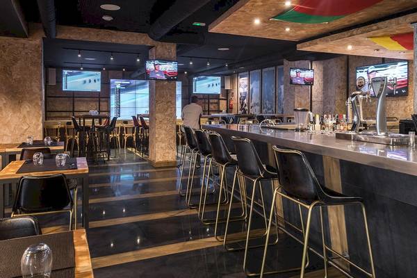 Innenbereich des Be Live Adults Only Marivent Hotels mit Bar, Tischen und Fernsehern