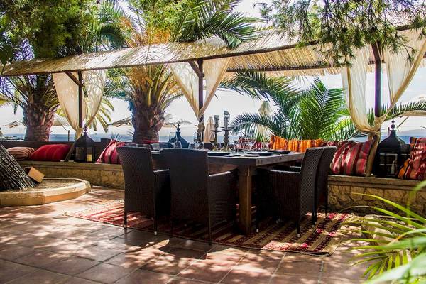 Terrasse des Be Live Adults Only Marivent Hotels mit Tisch, Stühlen und Kissen