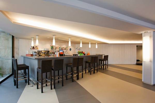 Bar im Be Live Adults Only Marivent Hotel mit vielen Stühlen und einer Theke.