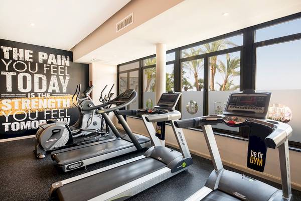 Fitnessstudio im Be Live Adults Only Marivent Hotel mit drei Laufbändern und einer Wand mit Trainingsmotto.