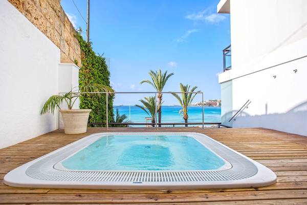 Whirlpool auf der Terrasse des Be Live Adults Only Marivent Hotels mit Blick auf das Meer