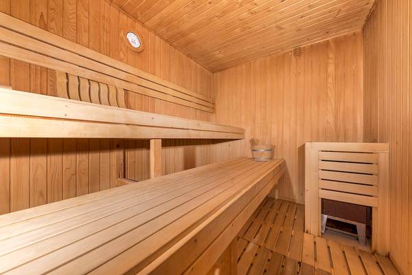 Innenansicht einer Holzsauna im Be Live Adults Only Marivent Hotel mit zwei Liegebänken und einem Holzfass.