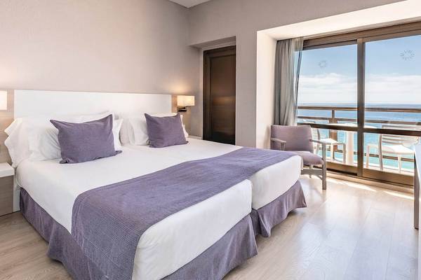 Zimmer im Be Live Adults Only Marivent Hotel mit Blick auf das Meer von einem Doppelbett aus gesehen.