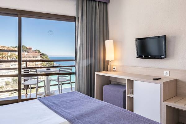 Hotelzimmer im Be Live Adults Only Marivent mit Meerblick, Fernseher und Balkonmöbeln.