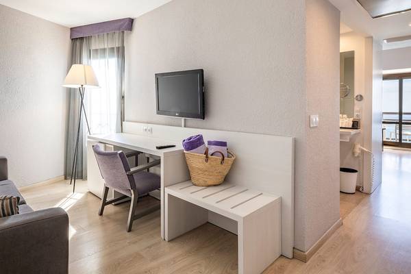Innenansicht eines Zimmers im Be Live Adults Only Marivent Hotel mit Schreibtisch, Stuhl und Fernseher.