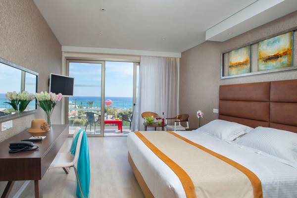 Hotelzimmer im Faros Hotel Ayia Napa mit Blick auf das Meer.