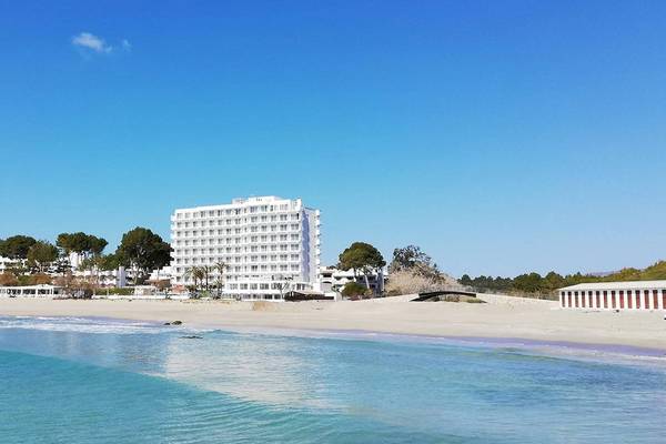 Castell Royal Hotel am Strand mit blauem Himmel und weißen Gebäuden
