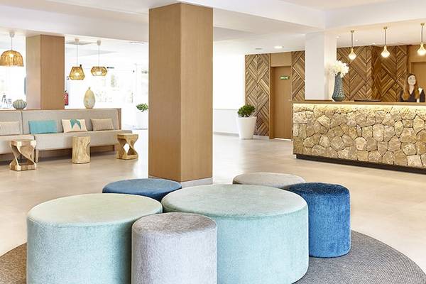 Lobby des Castell Royal Hotels mit Sitzbereichen und Rezeptionstresen.