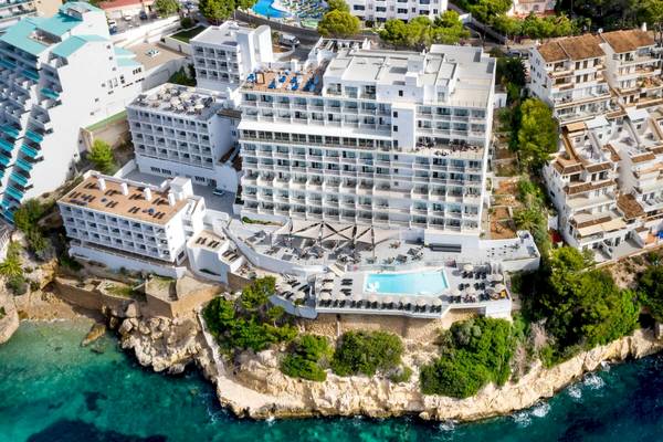 Luftaufnahme des Florida Magaluf Hotels mit Pool und Meerblick.