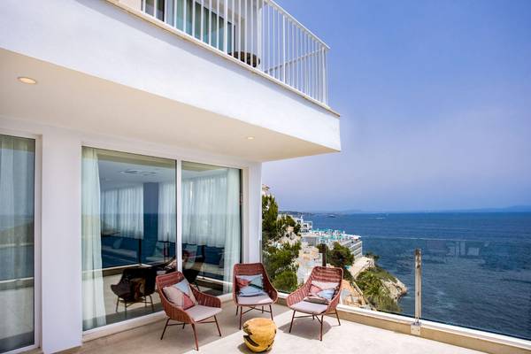 Hotel Florida Magaluf Balkon mit Meerblick und drei Stühlen auf der Terrasse.