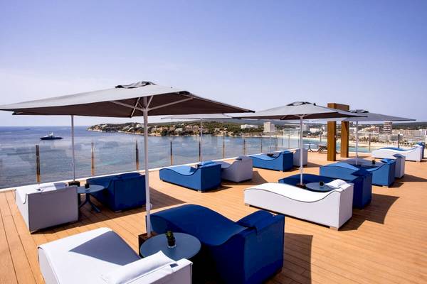 Dachterrasse des Florida Magaluf Hotels mit Blick auf das Meer und Sonnenschirme.