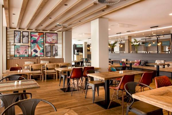 Innenbereich des Florida Magaluf Hotels mit modernen Möbeln und bunten Wandbildern.