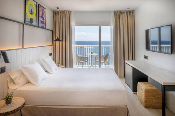 Florida Magaluf Hotelzimmer mit Meerblick, Bett, Balkon, Tisch, Fernseher und Pflanzen.