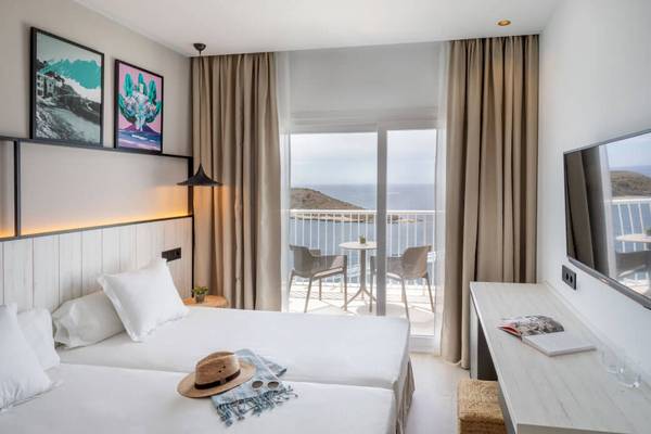 Hotelzimmer mit Meerblick, Balkon und Betten im Florida Magaluf Hotel