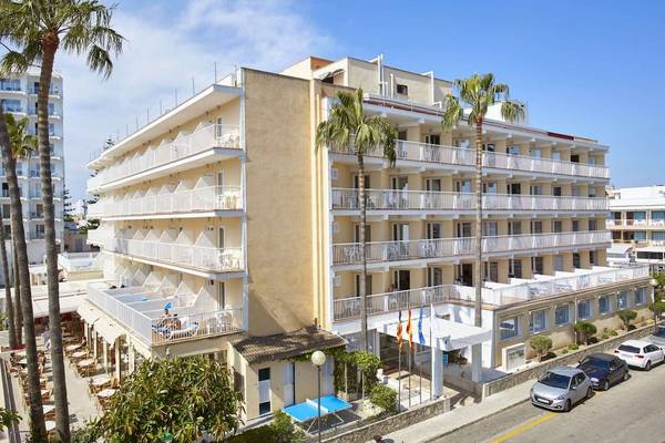 Außenansicht des Bikini Hotels mit mehreren Balkonen und Palmen