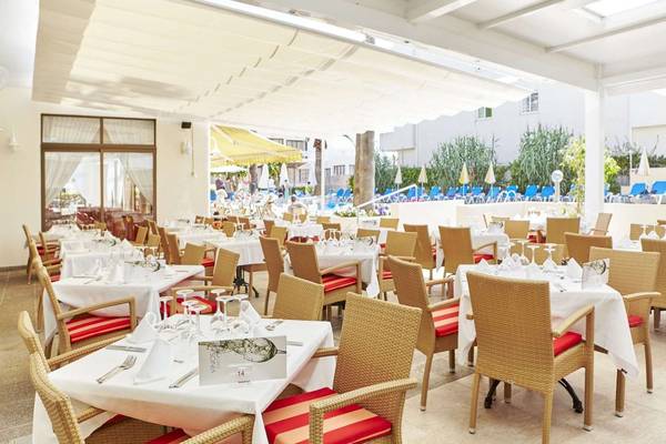 Innenansicht des Restaurants im Bikini Hotel mit gedeckten Tischen und Stühlen.