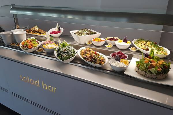 Salatbuffet im Faros Hotel Ayia Napa mit verschiedenen Salaten und Dips.