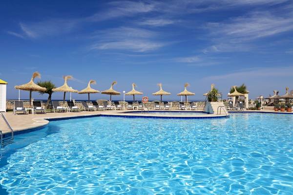 Außenpool des Grand Leon & Spa Hotels mit Sonnenschirmen und Liegestühlen