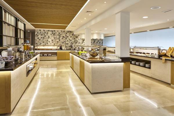 Frühstücksbuffet im Grand Leon & Spa Hotel, mit verschiedenen Speisen und Getränken.