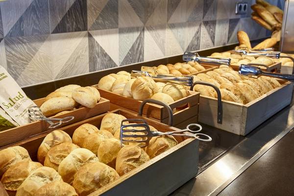 Buffet mit verschiedenen Brotsorten im Grand Leon & Spa Hotel.