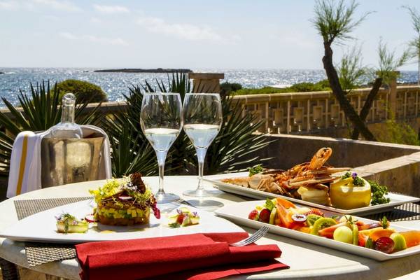 Eine Terrasse mit Getränken und Essen am Grand Leon & Spa Hotel.