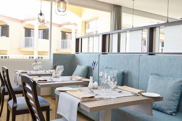 Tisch im Innenraum des Grand Leon & Spa Hotels, mit Tischdecken, Gläsern und Besteck
