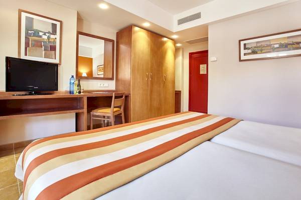 Doppelbett im Hotelzimmer im Grand Leon & Spa Hotel