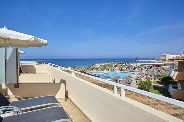 Blick vom Balkon des Grand Leon & Spa Hotels auf das Meer und den Poolbereich
