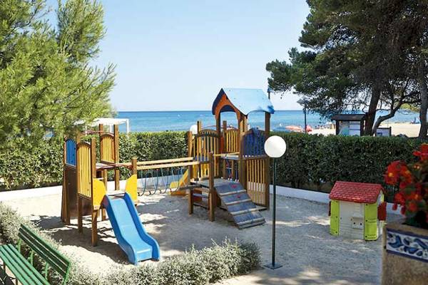Kinderspielplatz am Strand des Laguna Hotels mit Rutsche und Spielhaus