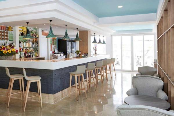 Innenansicht der Bar im Laguna Hotel mit Sitzgelegenheiten und einer Theke.