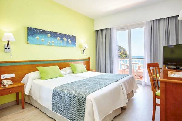 Doppelzimmer im Laguna Hotel mit Blick auf das Meer von der Terrasse aus.