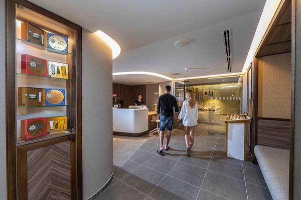 Empfangsbereich des Faros Hotel Ayia Napa mit einem Paar, das hereingeht