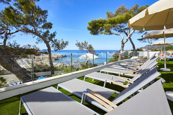 Terrasse des Lido Park Hotels mit Sonnenliegen und Blick auf das Meer