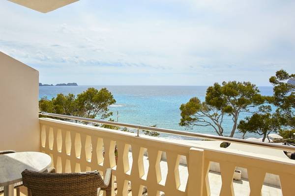 Aussicht vom Balkon des Lido Park Hotels auf das Meer und grüne Bäume.